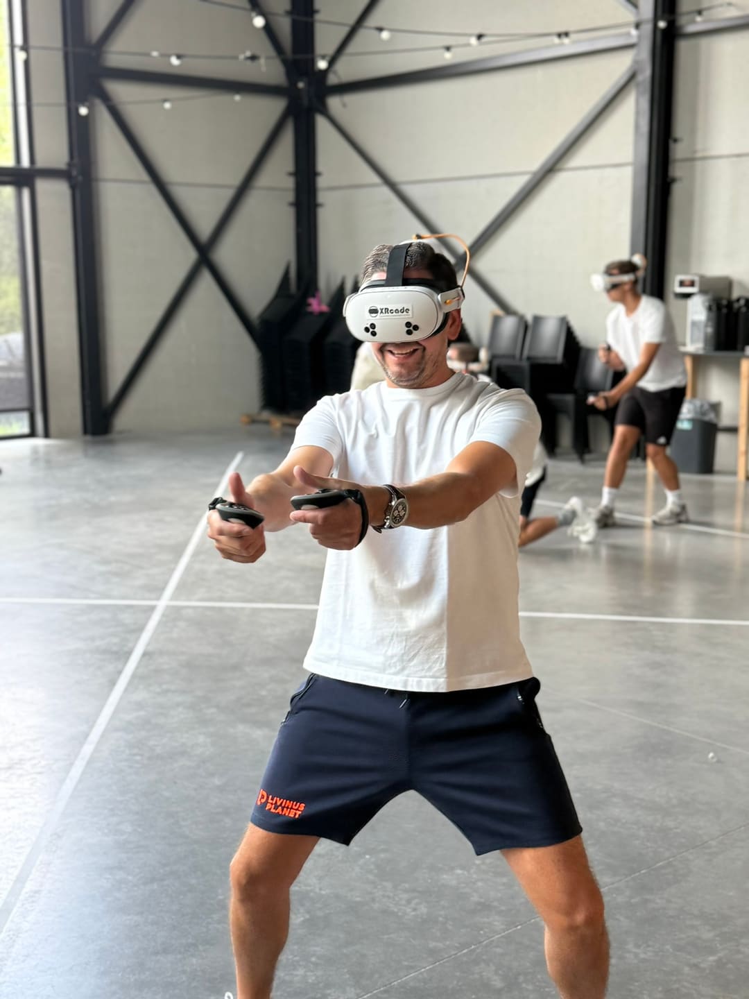 Speler in actie met een XRcade-headset